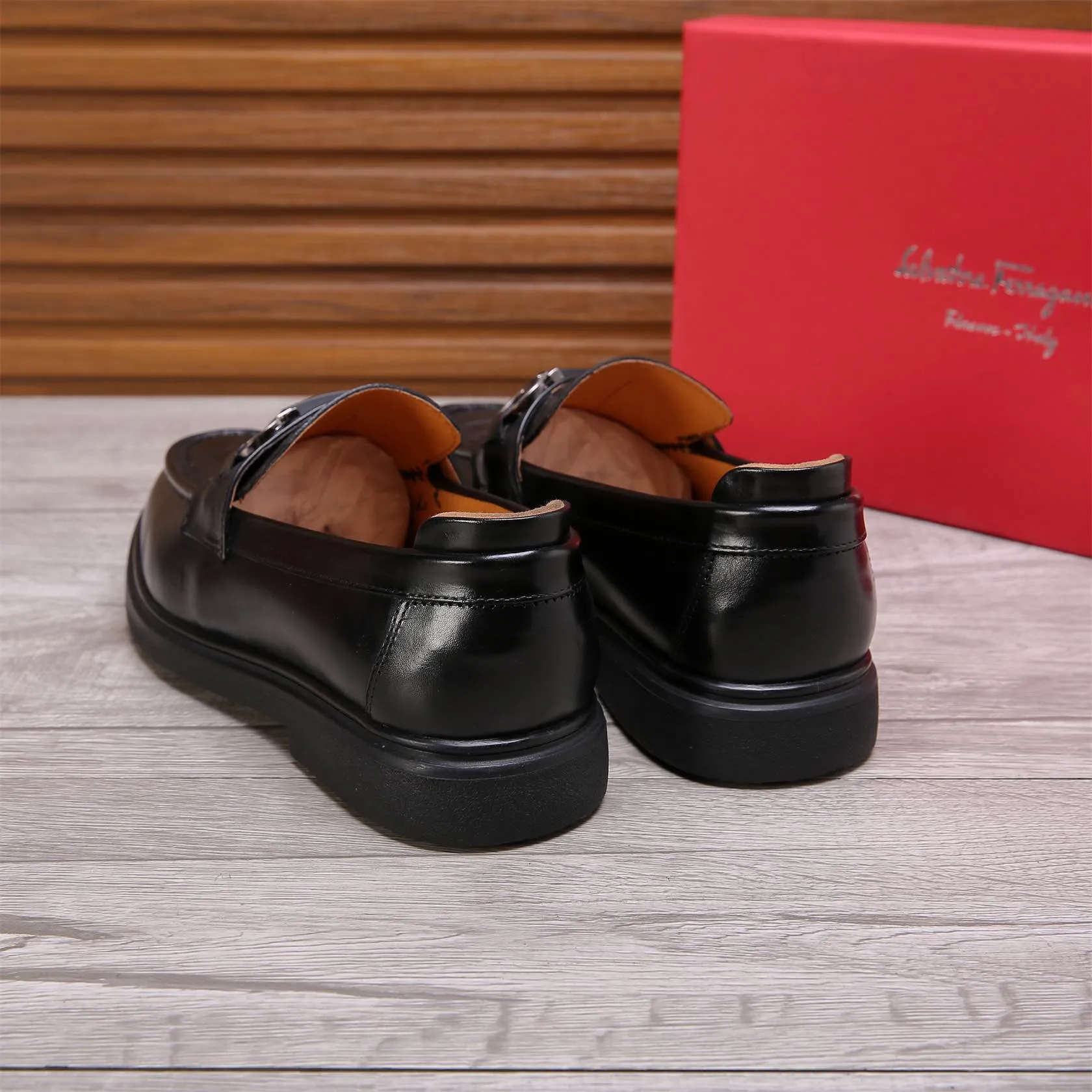 Men's shoes 💰460 🕷🕷🐂【Ferragamo】Ferragamo Popular fashionable casual shoes🇨🇳Official website counter 1:1 production, original mold opening💯Good quality visible, imported high-end first-layer waxed calfskin, water-dyed🐂leather lining🌿very clear texture, high-quality waterproof, non-slip and wear-resistant outsole🎋high quality and low price, truly handmade🍓Black optional! Code number 38-44 (45-46 customized)......